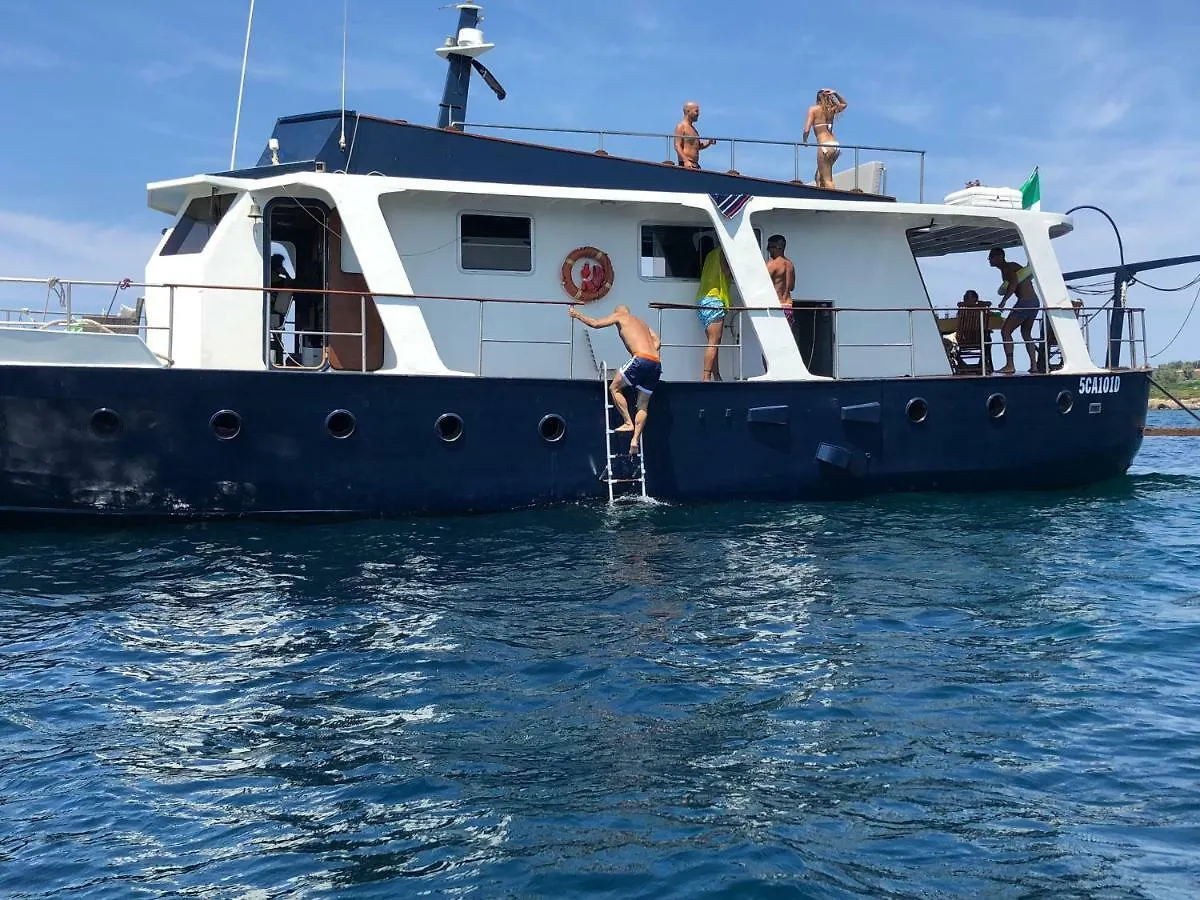 Bed and Breakfast Boat & Breakfast Alicudi Alghero 0*,  Italia