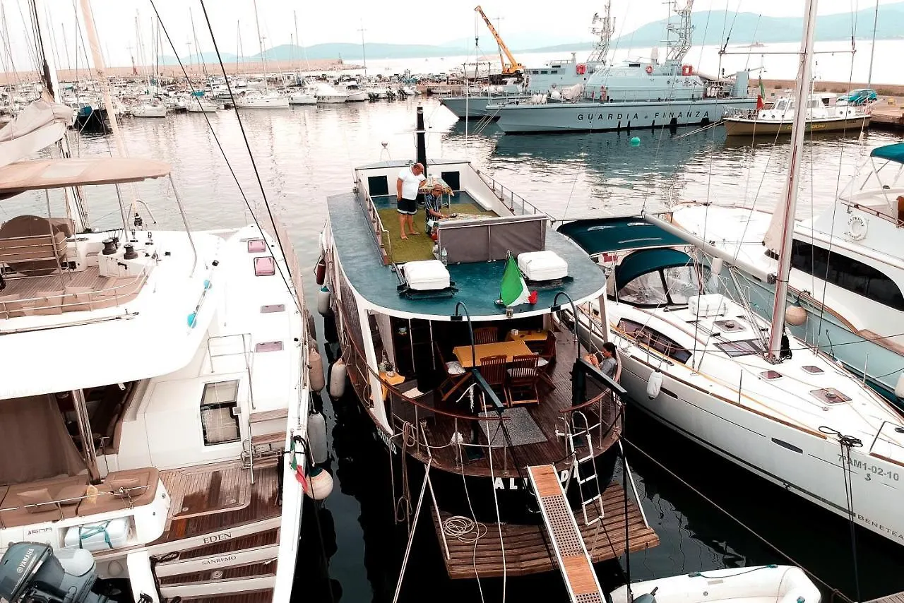 مبيت وإفطار ألغيرو Boat & Breakfast Alicudi